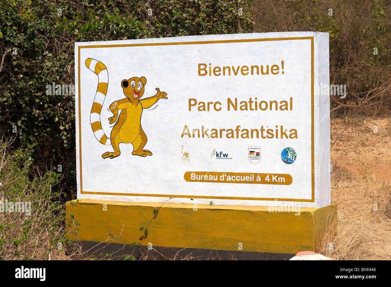 Segno di benvenuto sulla strada di avvicinamento di Ankarafantsika parco nazionale nel nord-ovest del Madagascar. Foto Stock