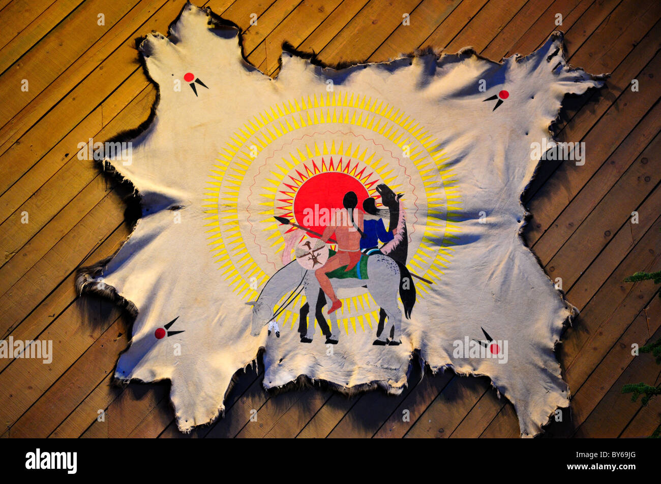 Arte Indiana su una pelle. Big Sky, Montana, USA. Foto Stock