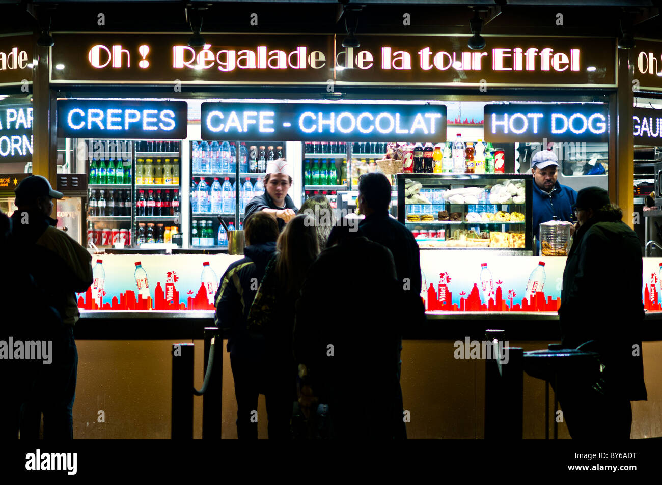 Parigi, Francia - i clienti in fila per il caffè e altri cibi veloci a un piccolo banco alimentare accanto alla Torre Eiffel a Parigi. Foto Stock