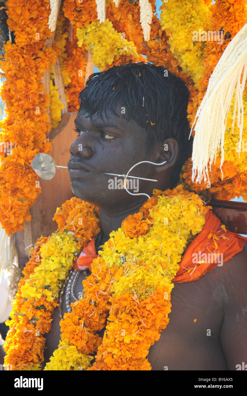 Hindu danza eseguita dai devoti durante il cerimoniale di culto di Murugan Foto Stock