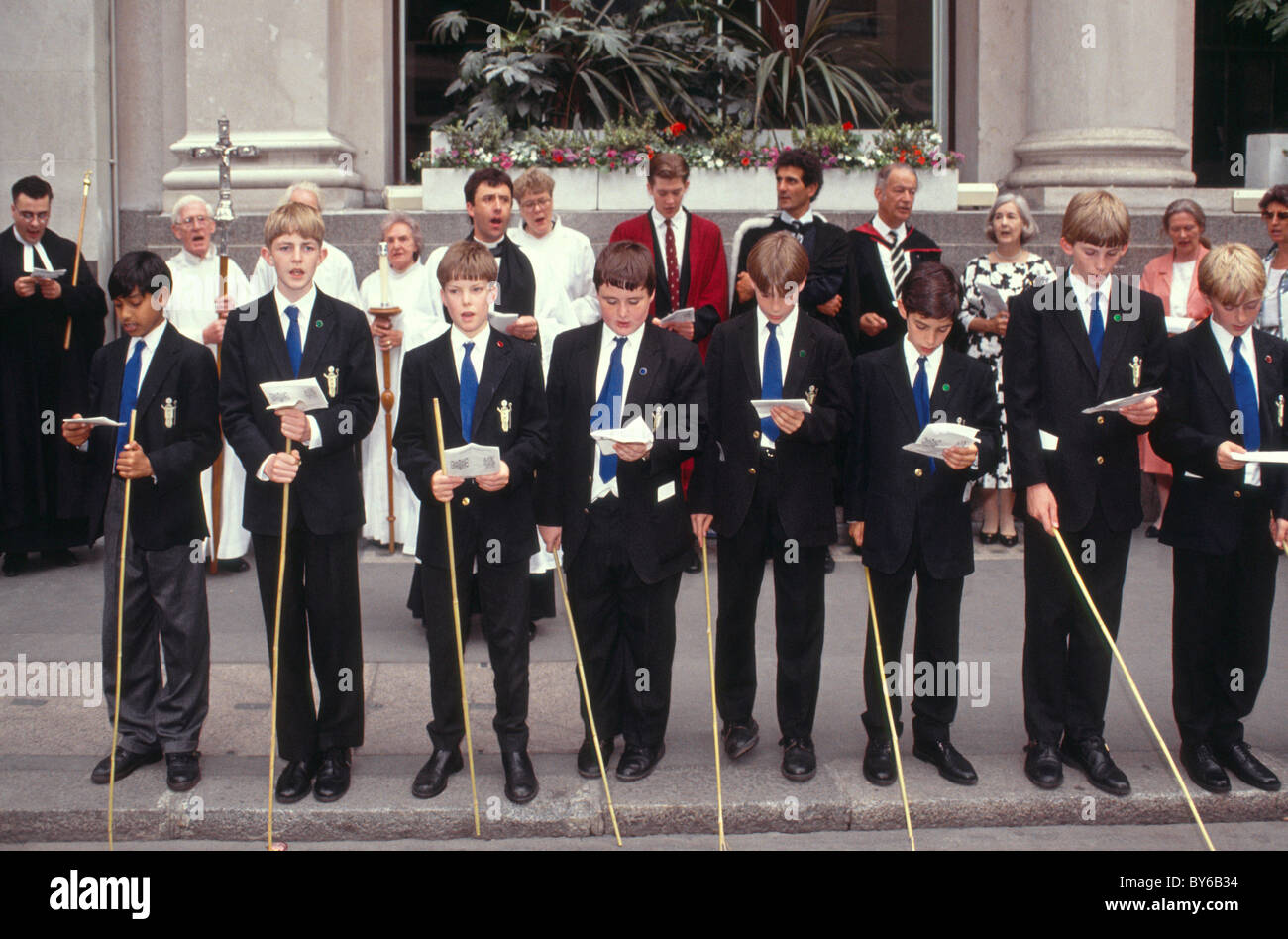 Città di Londra scena storica strada battendo la strada Bounds marciapiede cerimonia cantare bambini scuola in uniforme e guardato Da personale e dignities UK Foto Stock