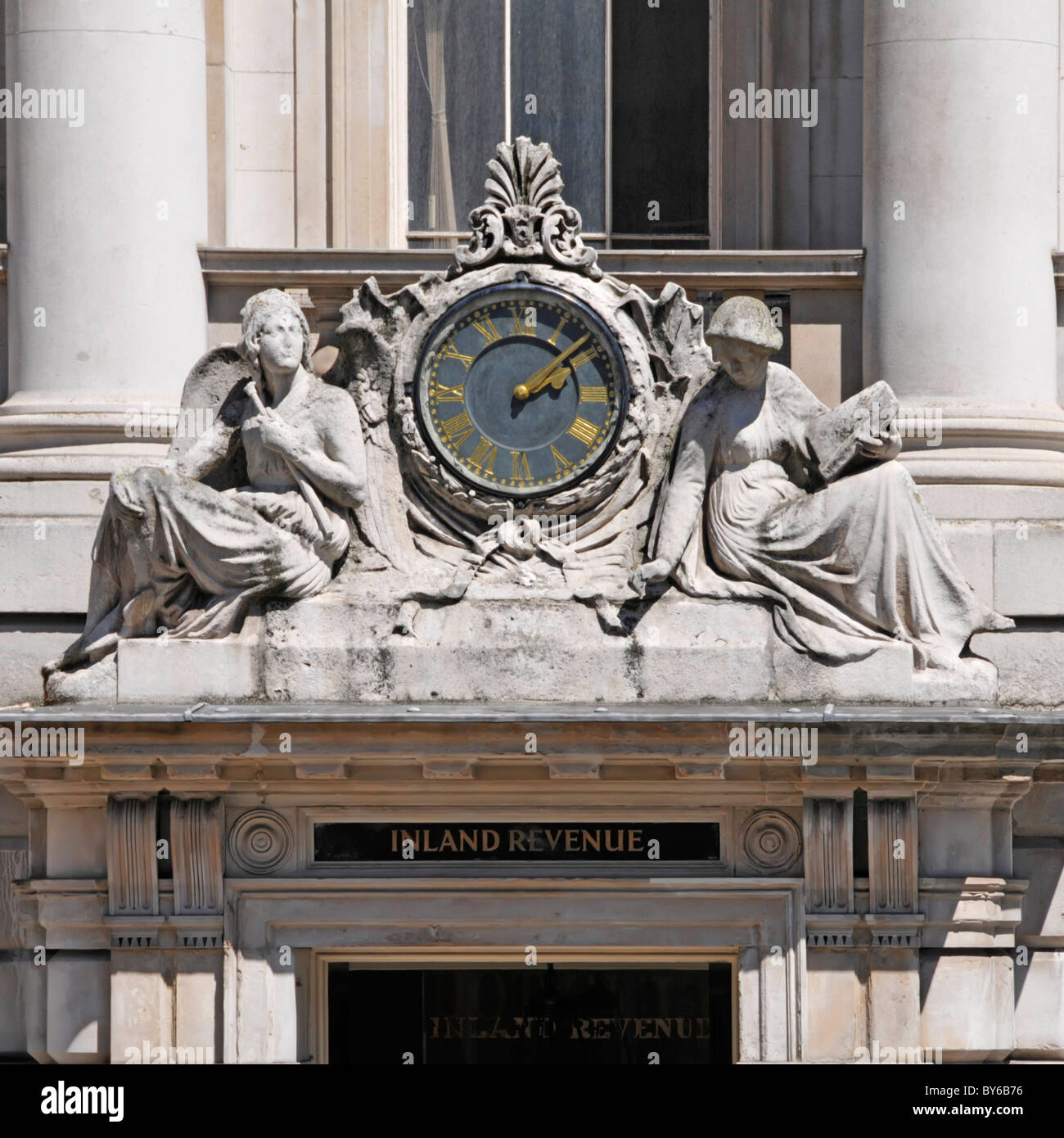 Close up Inland Revenue segno sopra Lancaster luogo ingresso al Somerset House con orologio e due femmina statue in pietra Londra Inghilterra REGNO UNITO Foto Stock