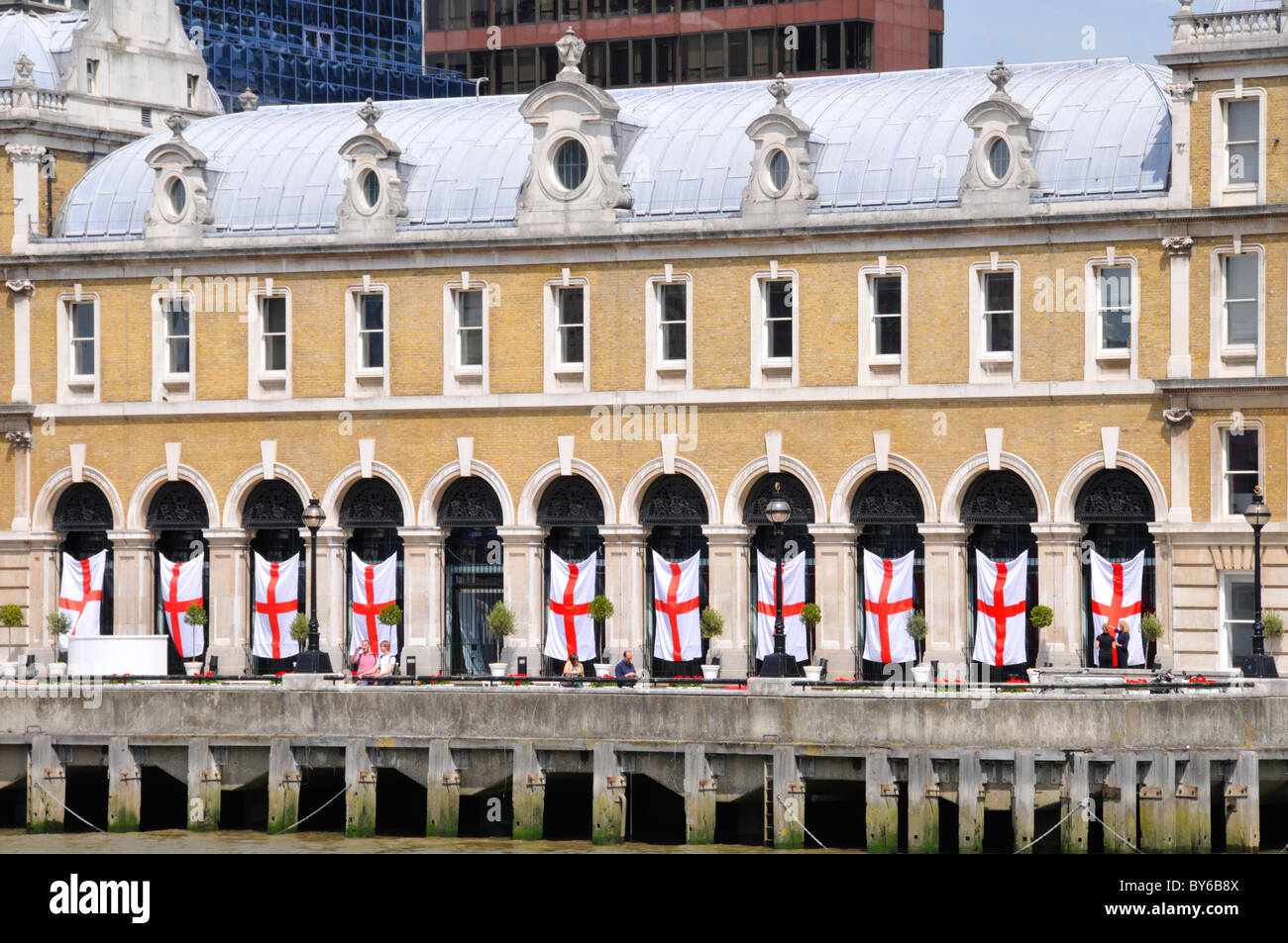 Il vecchio Mercato del Pesce di Billingsgate edificio accanto al Fiume Tamigi ora utilizzato per gli eventi di ospitalità così St Georges Cross bandiera banner City di Londra Inghilterra REGNO UNITO Foto Stock