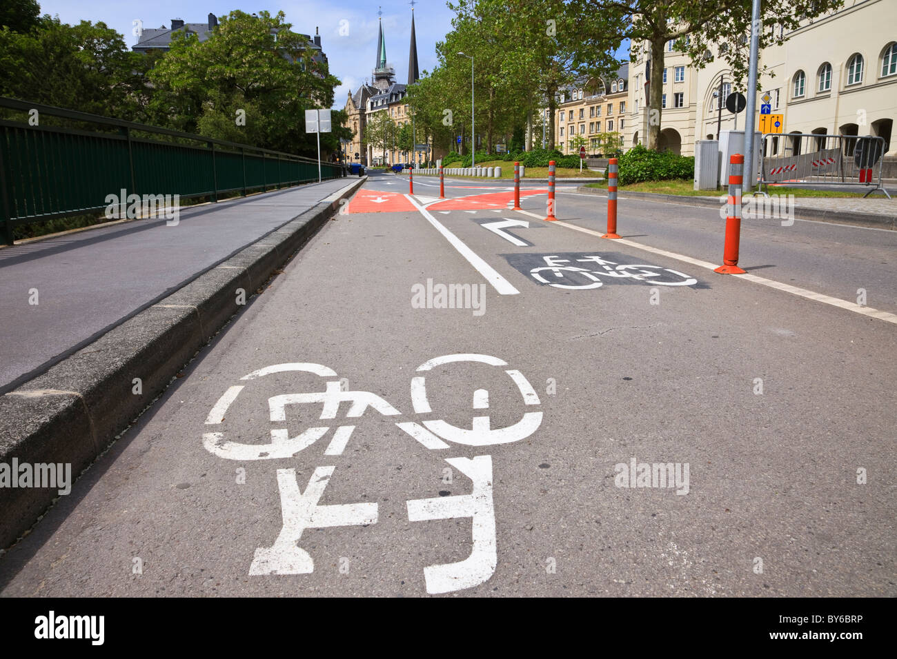 Pista ciclabile con segnaletica verniciata contrassegnati sulla strada nella città di Lussemburgo, l'Europa. Foto Stock