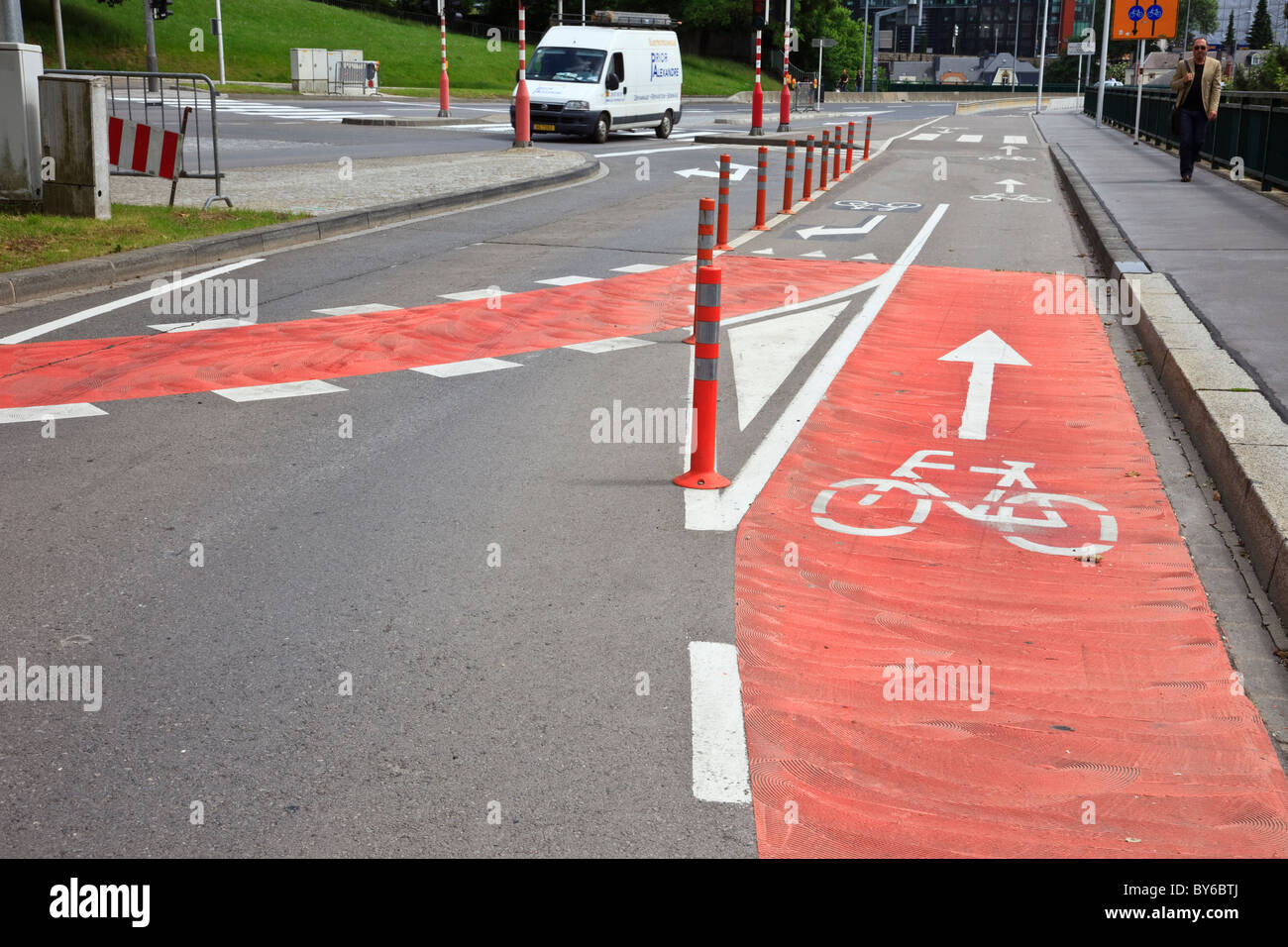 Percorso ciclabile con segnaletica verniciata contrassegnati sulla strada nella città di Lussemburgo, Lussemburgo, l'Europa. Foto Stock