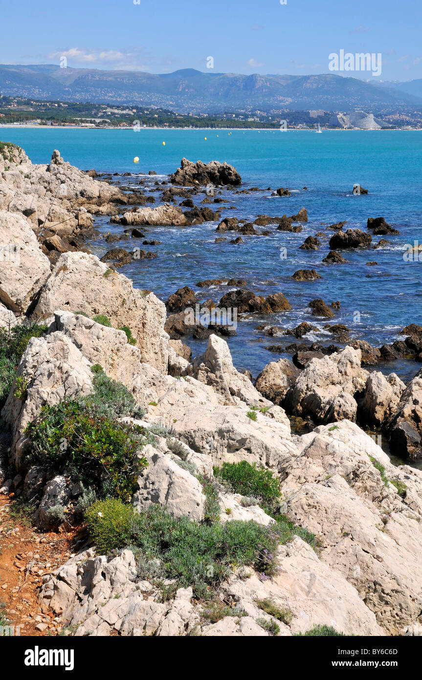 Mare e rocce sulla costa di Antibes in Francia Foto Stock
