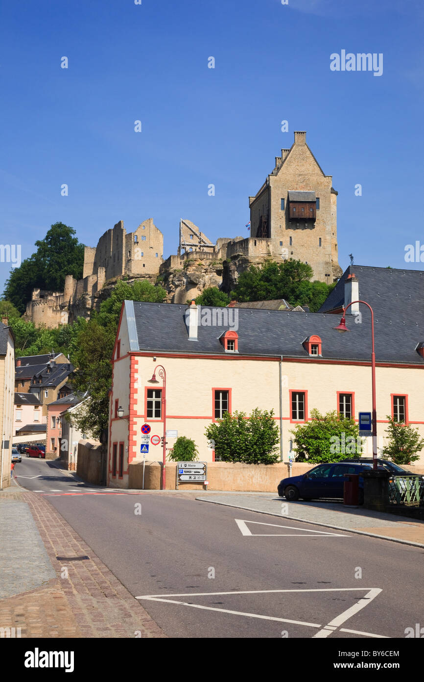 Larochette, Granducato del Lussemburgo, l'Europa. Maison de Crehange resti del castello medievale su uno sperone di roccia sopra la città Foto Stock