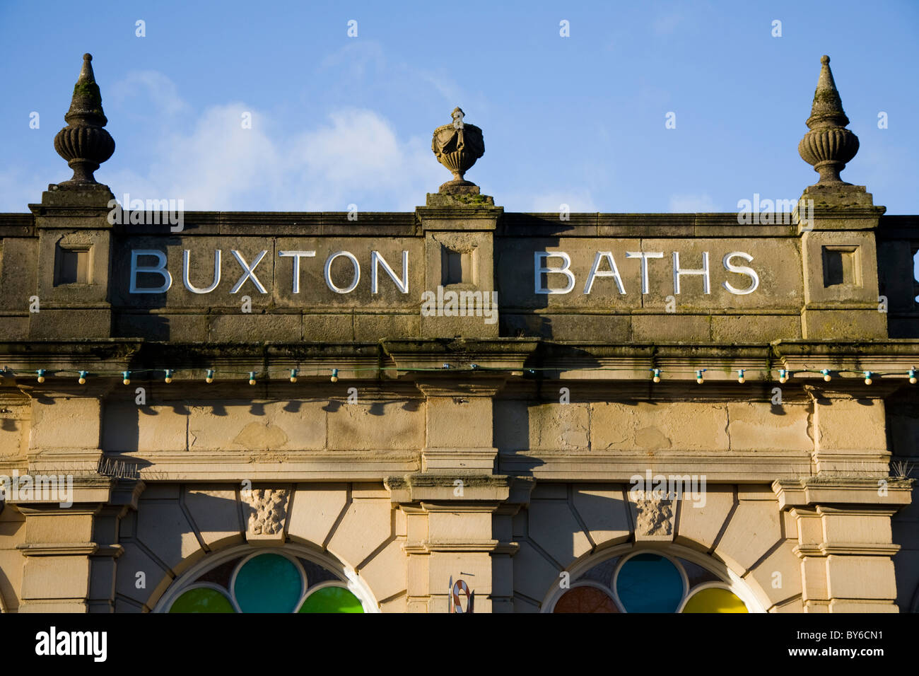 Parapetto della storica Buxton Bagni / bagno spa / ben / pozzi/ guarigione acqua / acqua sorgiva piscina / piscine. Derbyshire. Regno Unito Foto Stock