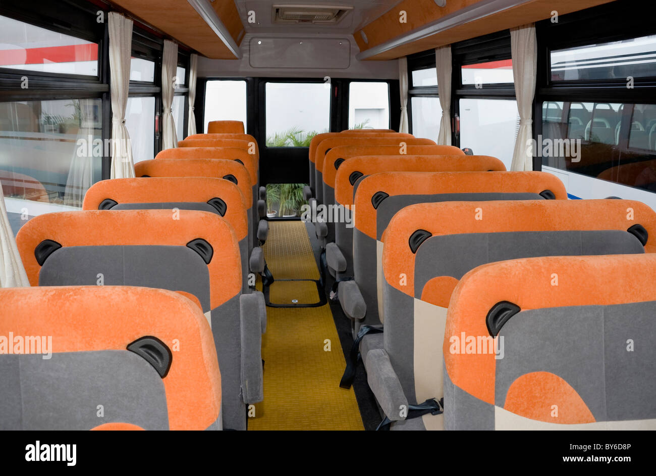 Sguardo interno di vuota il bus di scuola Foto Stock