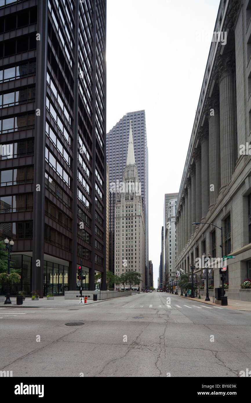 Vista verso sud su Clark Street, Chicago, verso Chicago Tempio edificio; la città e la contea di costruzione su r., Richard Daley Center su l. Foto Stock