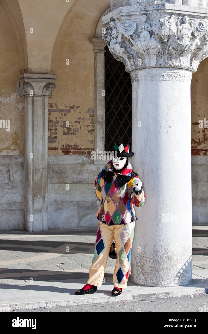 Persona in un costume di Arlecchino al Carnevale di Venezia, Italia Foto Stock
