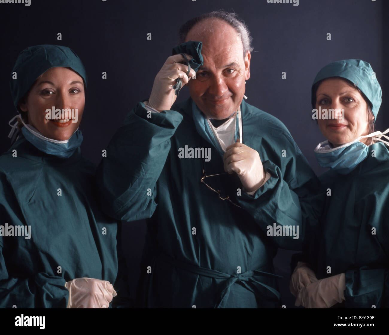 Medico chirurgo e infermieri Foto Stock