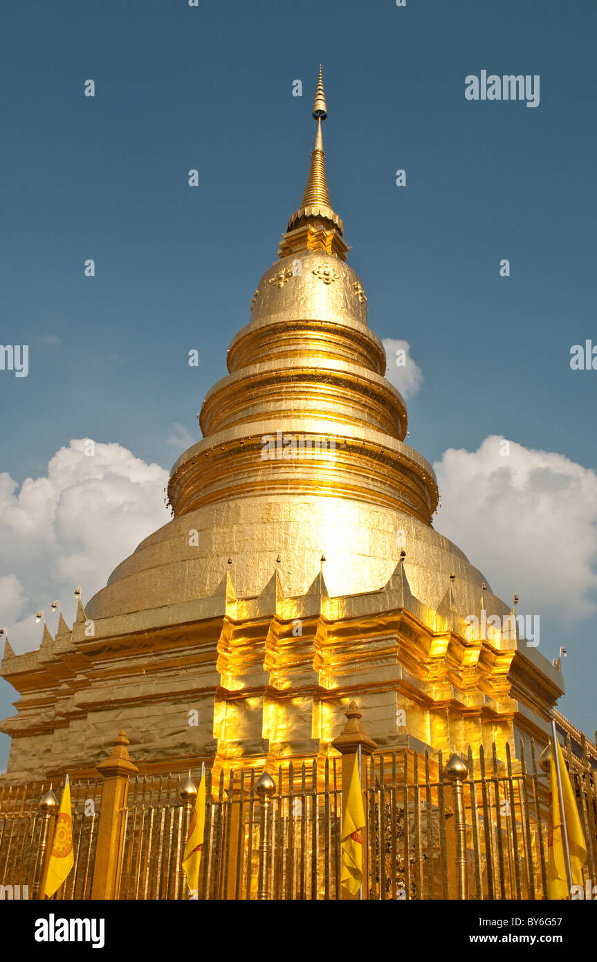 Golden Chedi o Stupa, Wat Phra That Haripunjaya, Lamphun, Thailandia Foto Stock