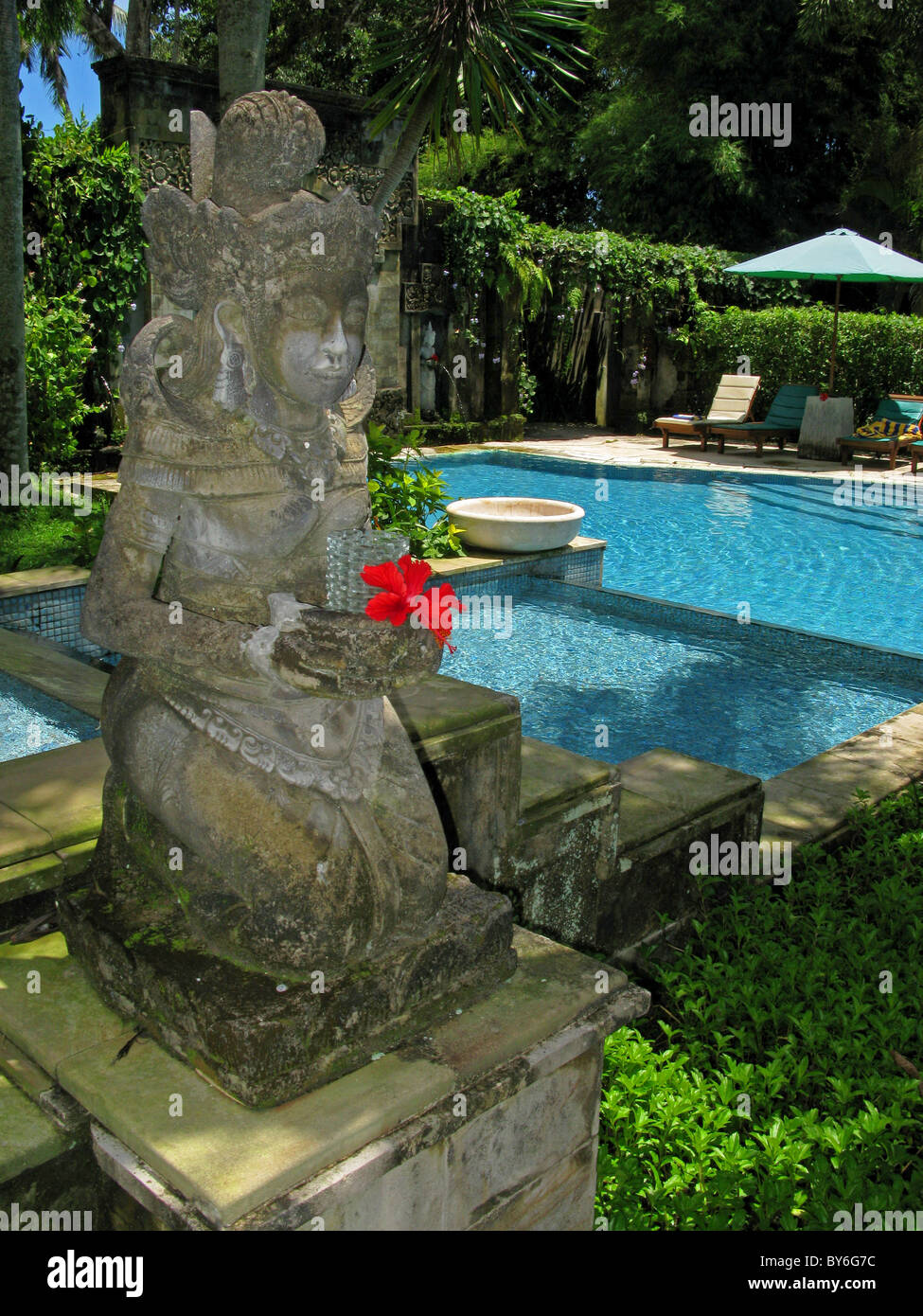 Statua balinese e piscina Foto Stock