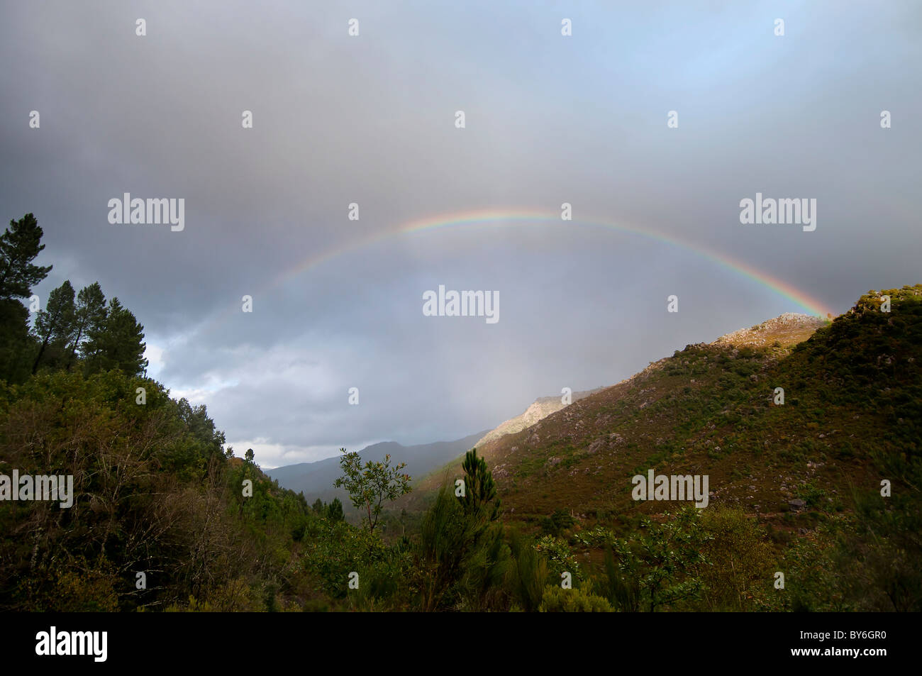 Paesaggio di montagna con arcobaleno Foto Stock