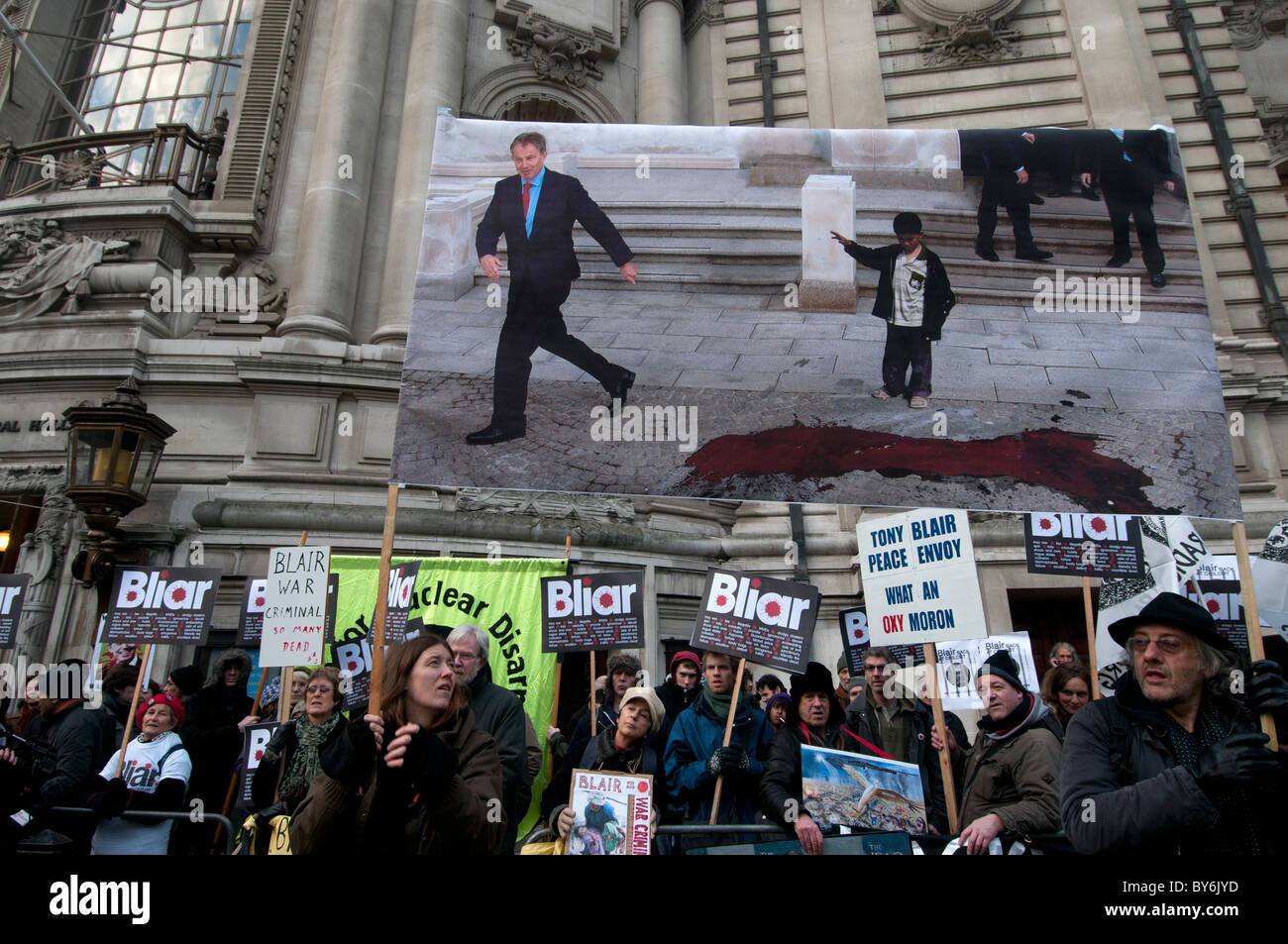 Anti guerra dimostranti presso il Chilcot inchiesta sulla guerra in Iraq protesta contro il secondo aspetto di Tony Blair Foto Stock