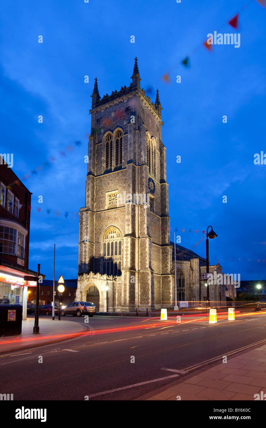 Chiesa di San Pietro e San Paolo accesa al tramonto a Cromer, Norfolk Foto Stock