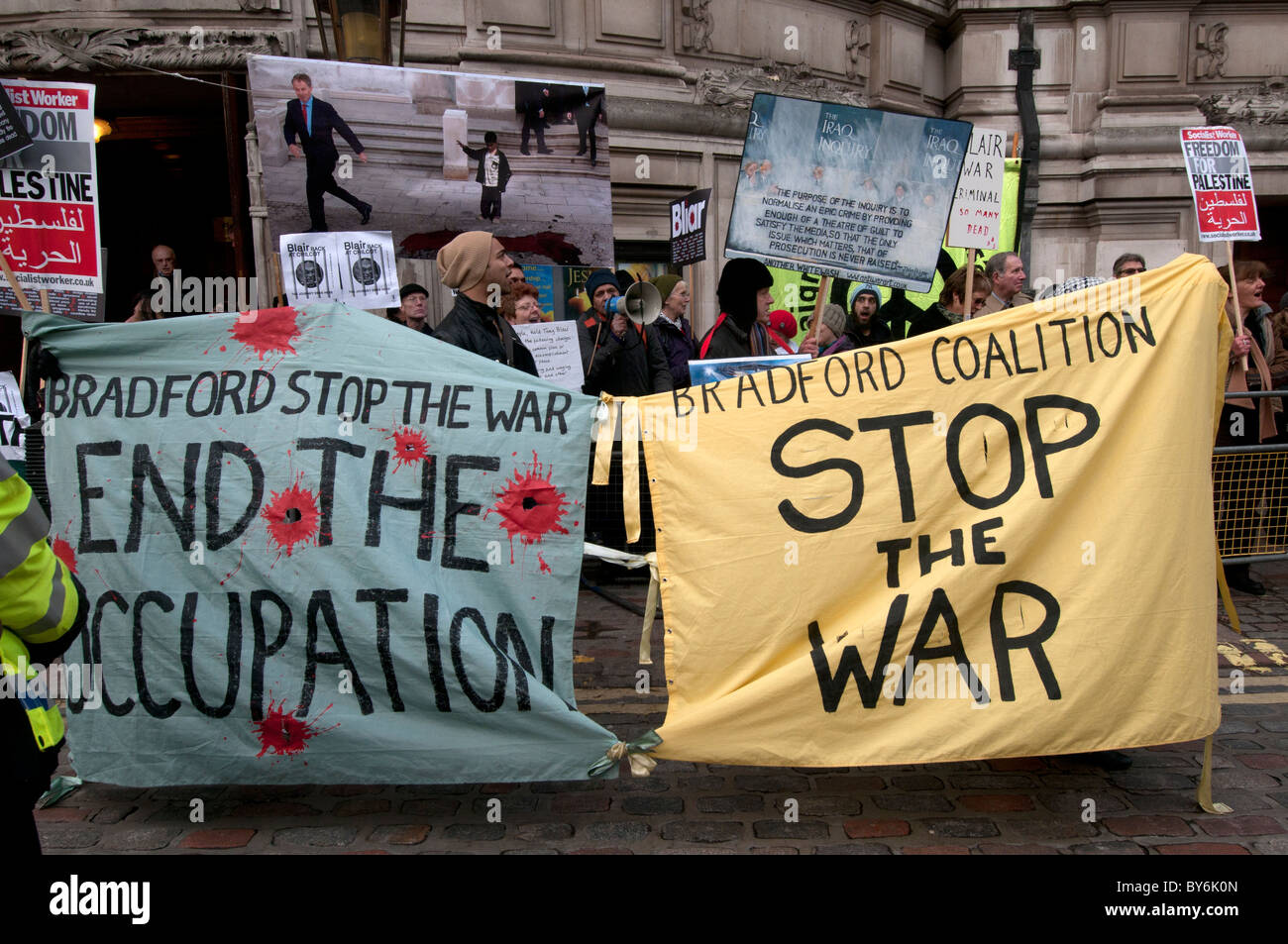 Anti guerra dimostranti presso il Chilcot inchiesta sulla guerra in Iraq protesta contro il secondo aspetto di Tony Blair Foto Stock