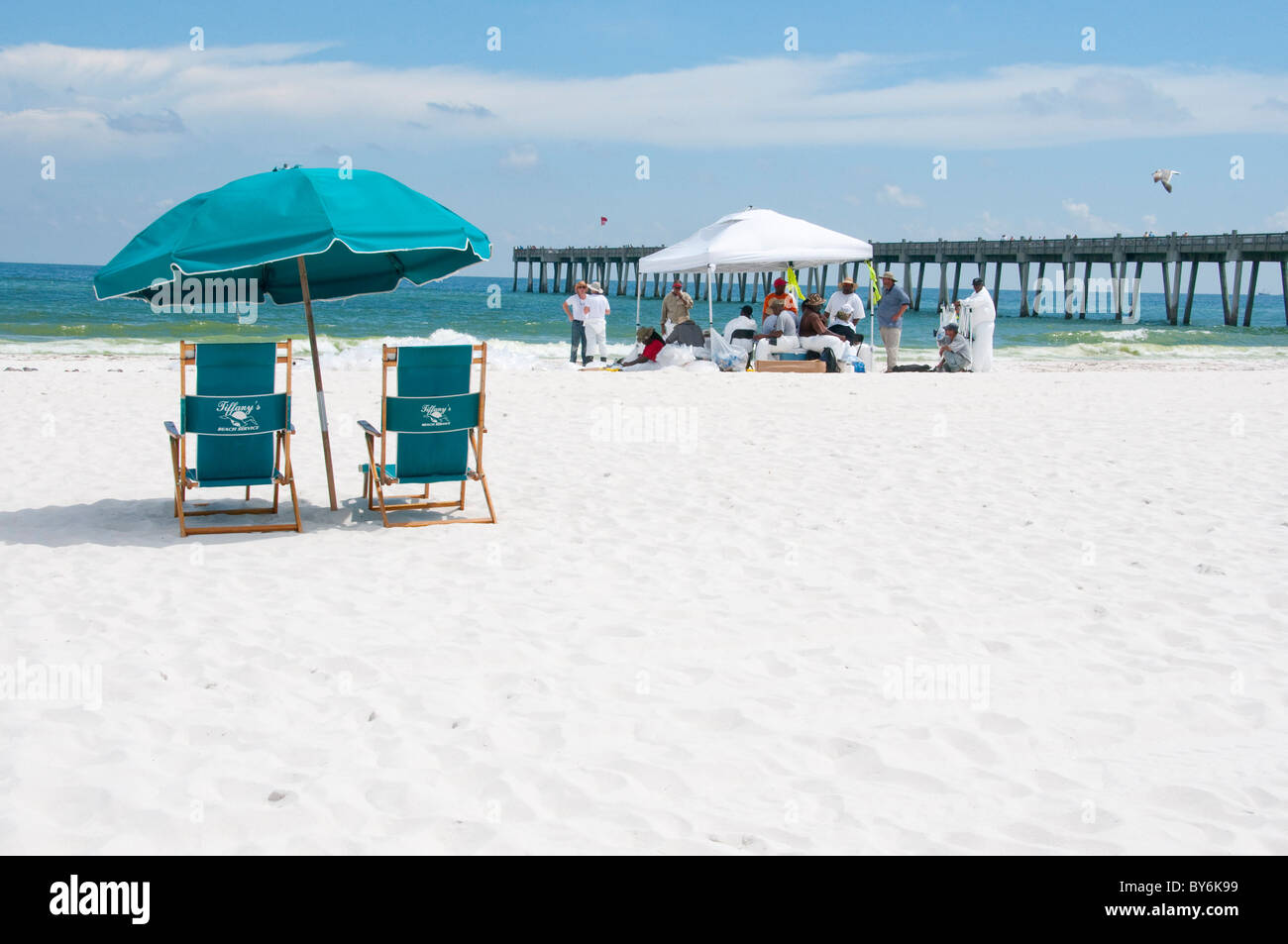 Sedie da spiaggia sit vuota come BP lavoratori olio pulito fino la spiaggia di Pensacola Foto Stock