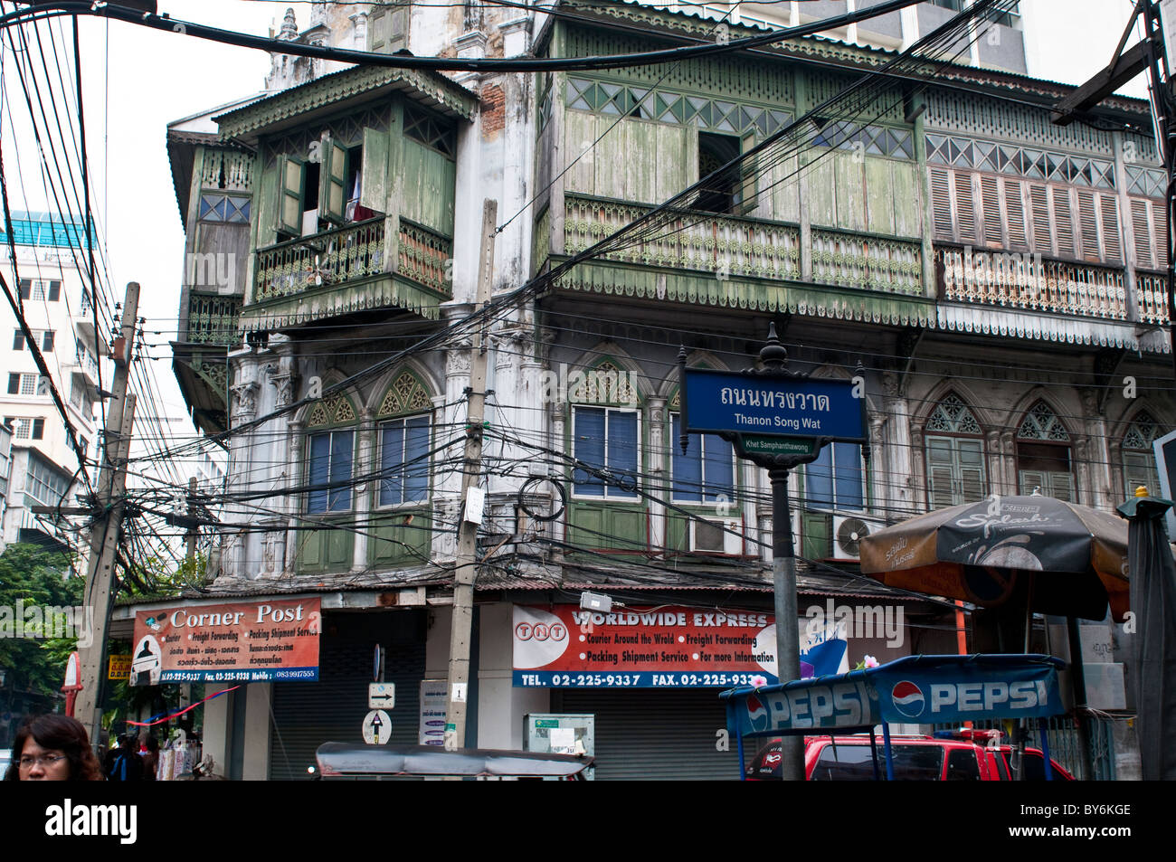 Vecchia casa diroccata con balconi di legno, China Town, Bangkok, Thailandia Foto Stock