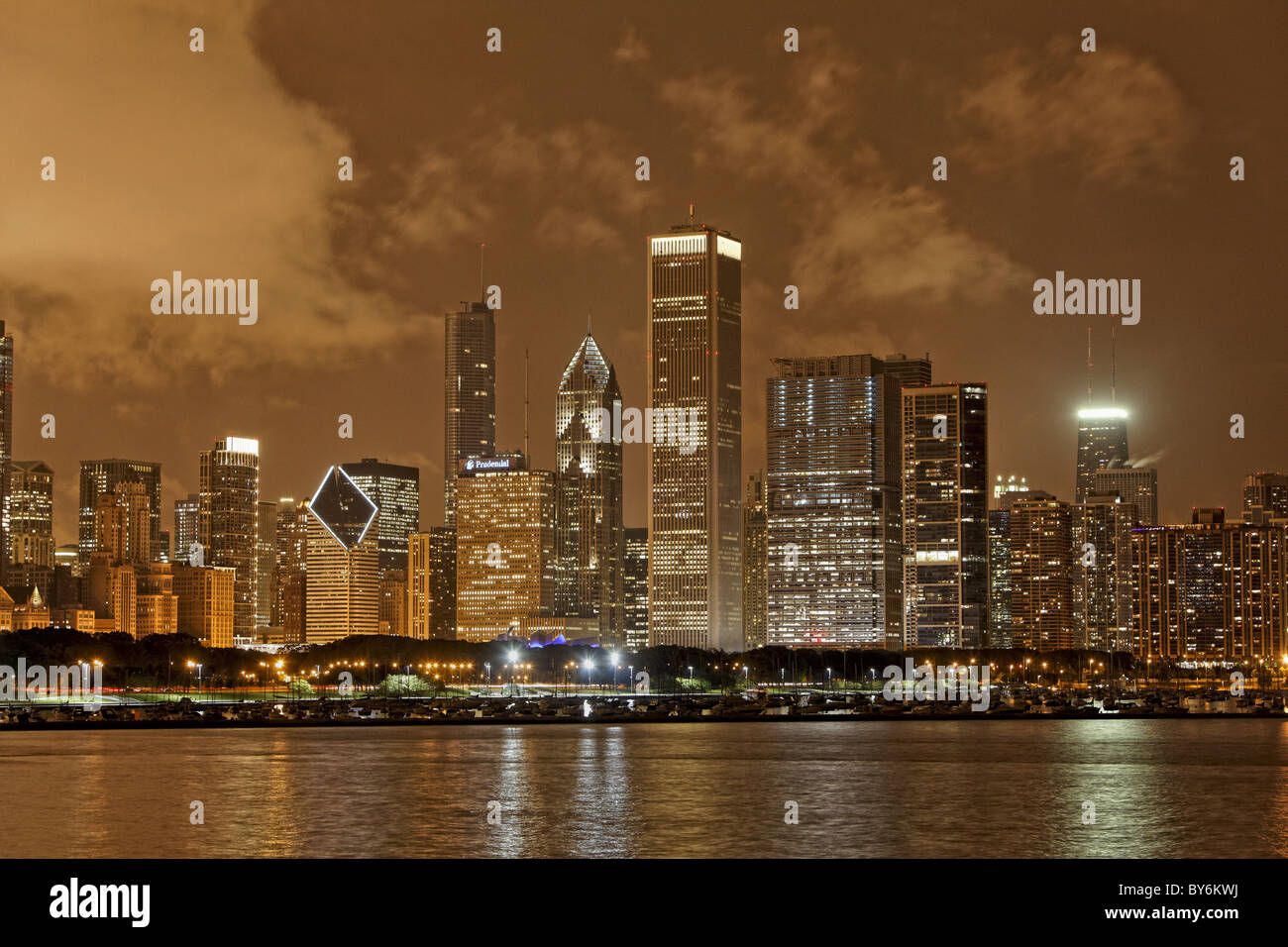 Il lago Michigan e sullo skyline di Chicago visto da Adler Planetarium, Chicago, Illinois, Stati Uniti d'America Foto Stock