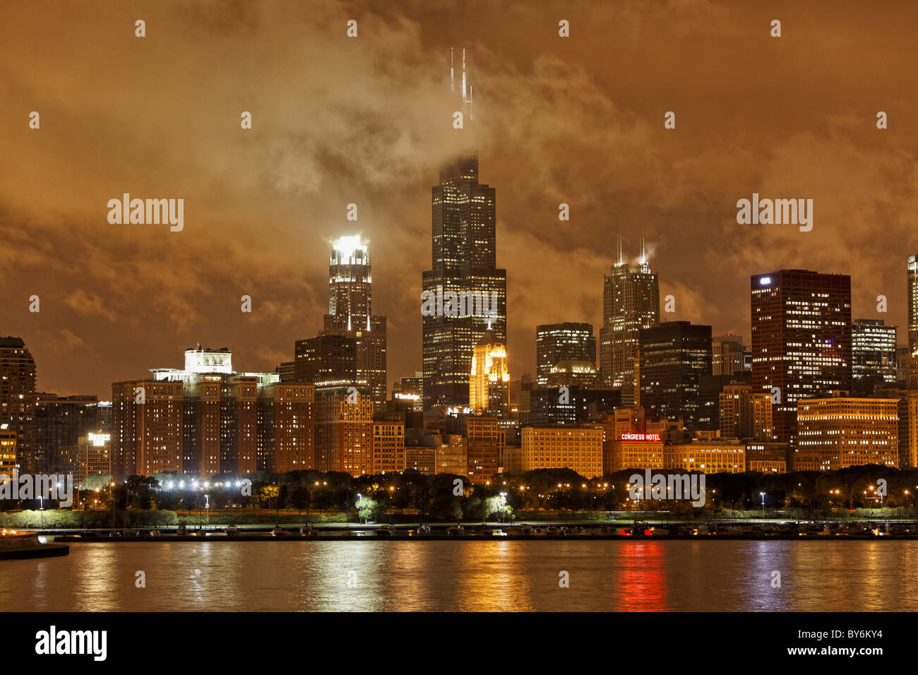 Il lago Michigan e sullo skyline di Chicago visto da Adler Planetarium, Chicago, Illinois, Stati Uniti d'America Foto Stock