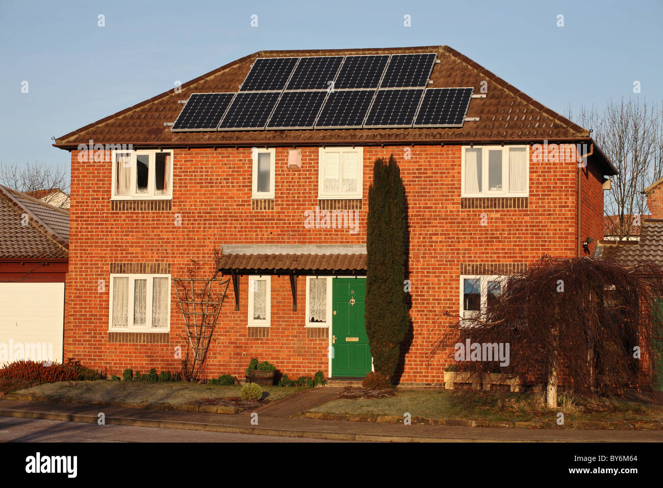 Una foto voltaico pannello solare installazione su un domestico house di Washington, a nord-est dell' Inghilterra, Regno Unito. Foto Stock