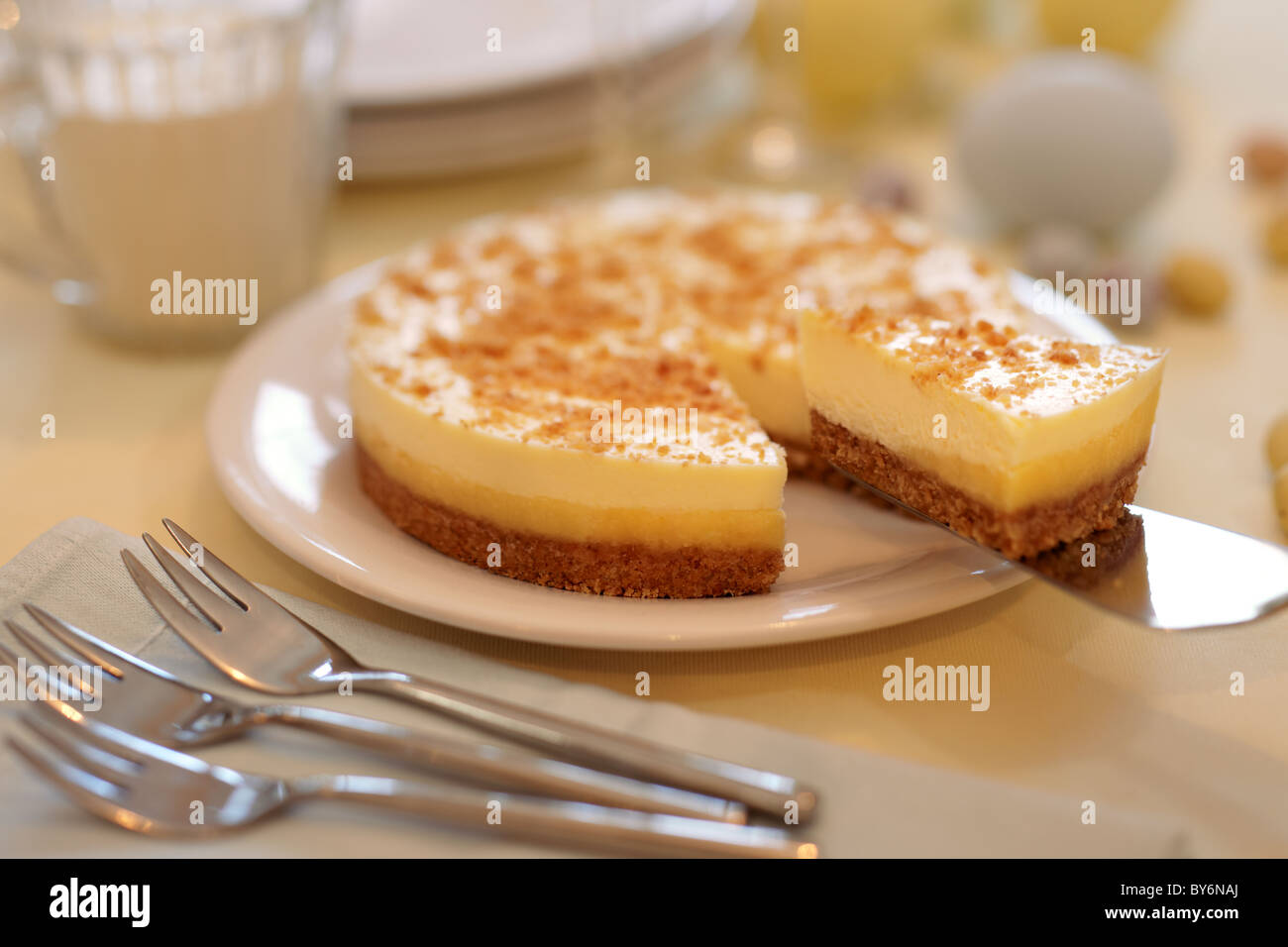 Una cheesecake con una porzione essendo prelevato. Foto Stock