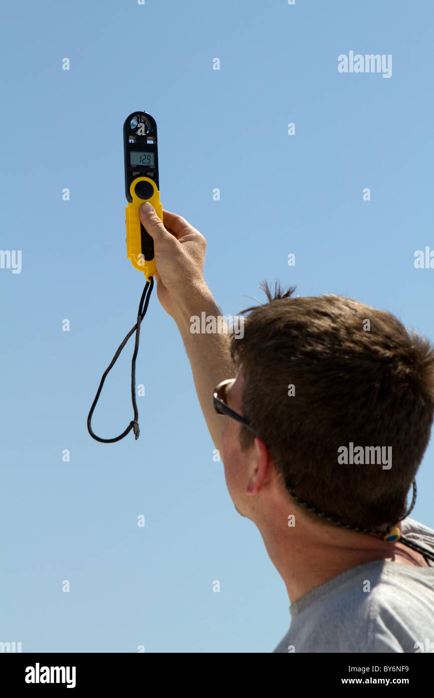 Chi detiene un dispositivo misuratore di velocità del vento per controllare la velocità del vento. Foto Stock