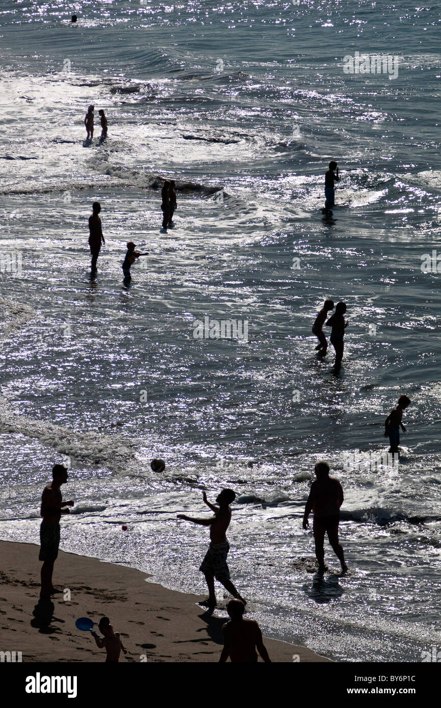 I villeggianti profilarsi come giocano sulla spiaggia di Costa Adeje a Tenerife, Isole Canarie, Spagna Foto Stock