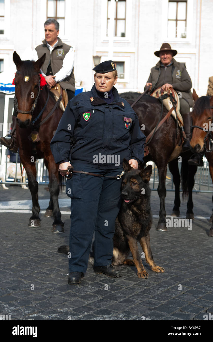 Polizia unità cane Roma Italia parade nella strada vicino a Città del Vaticano per la "benedizione animali" giorno, Militari in alta uniformi Foto Stock