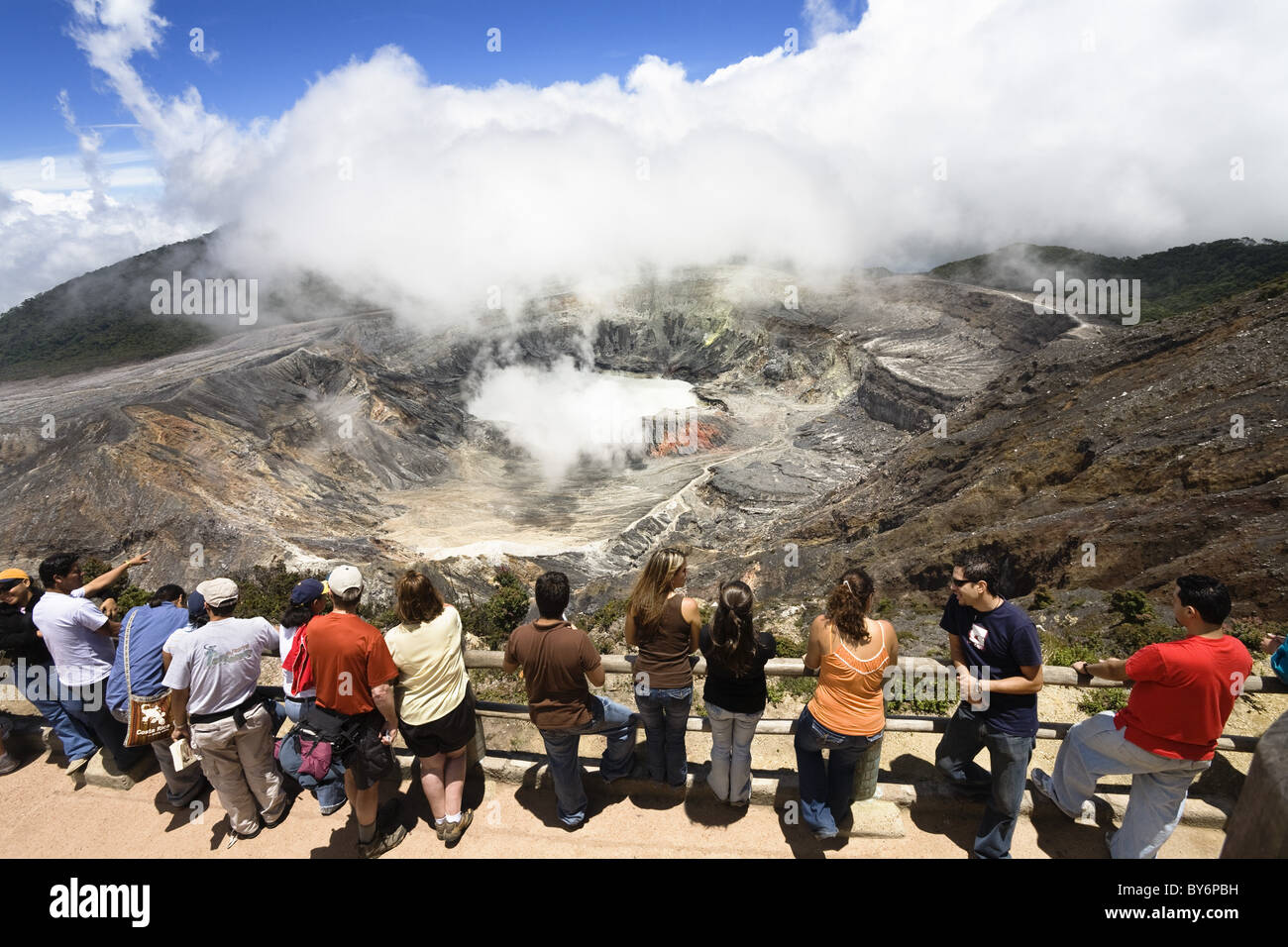 Cratere del Vulcano Poas, Poas Parco Nazionale, Costa Rica, America Centrale Foto Stock