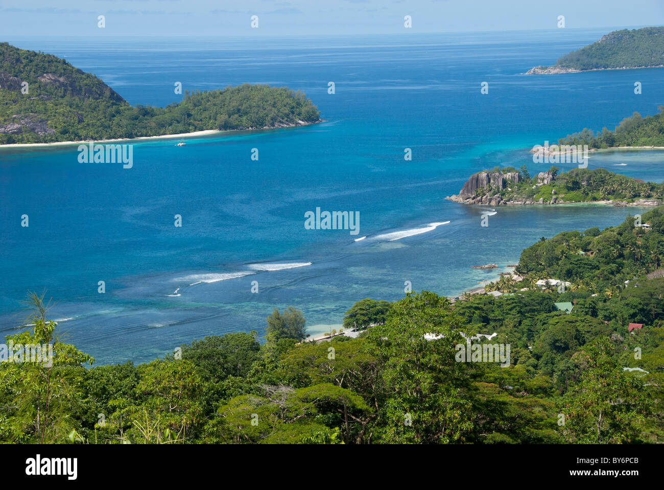Seychelles, Isola di Mahe. Costa occidentale di Mahe, Porto Ternay il Parco  Marino Nazionale Foto stock - Alamy