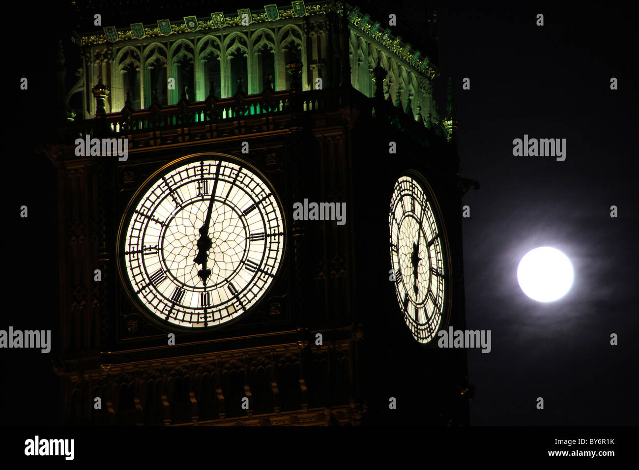 Big Ben, raffigurato su una luna piena Foto Stock