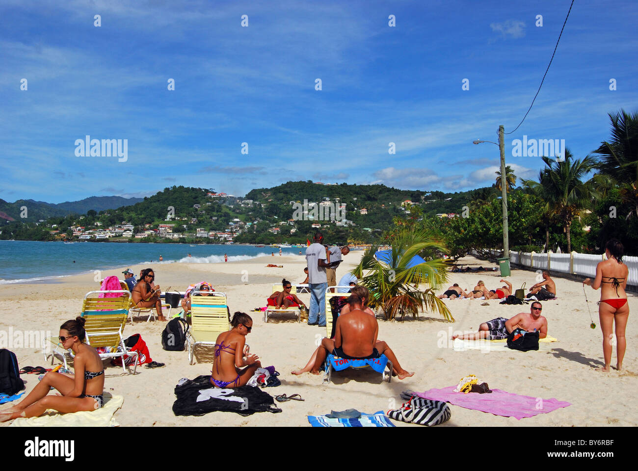 I turisti sulla spiaggia, St George, Grenada, dei Caraibi. Foto Stock