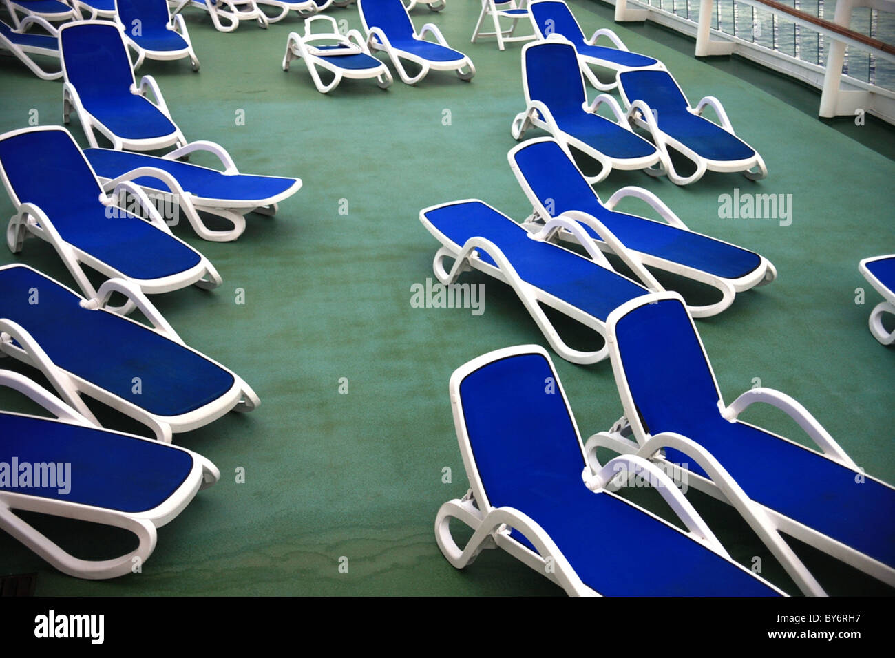 Comodi lettini per effettuare una composizione astratta sul ponte di una nave da crociera Foto Stock