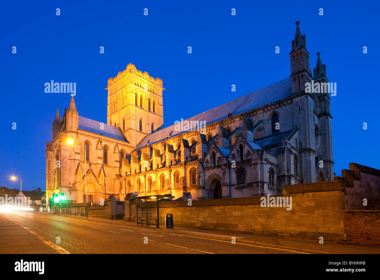 San Giovanni Battista Cattedrale cattolica romana illuminata di notte in Norwich Foto Stock