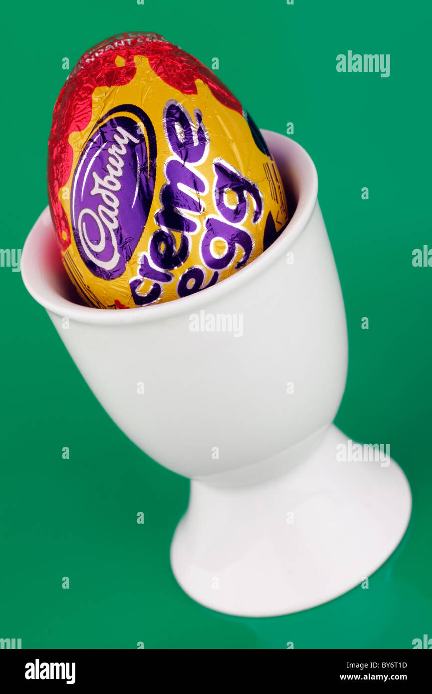 Cadbury creme egg in un uovo bianco cup Foto Stock