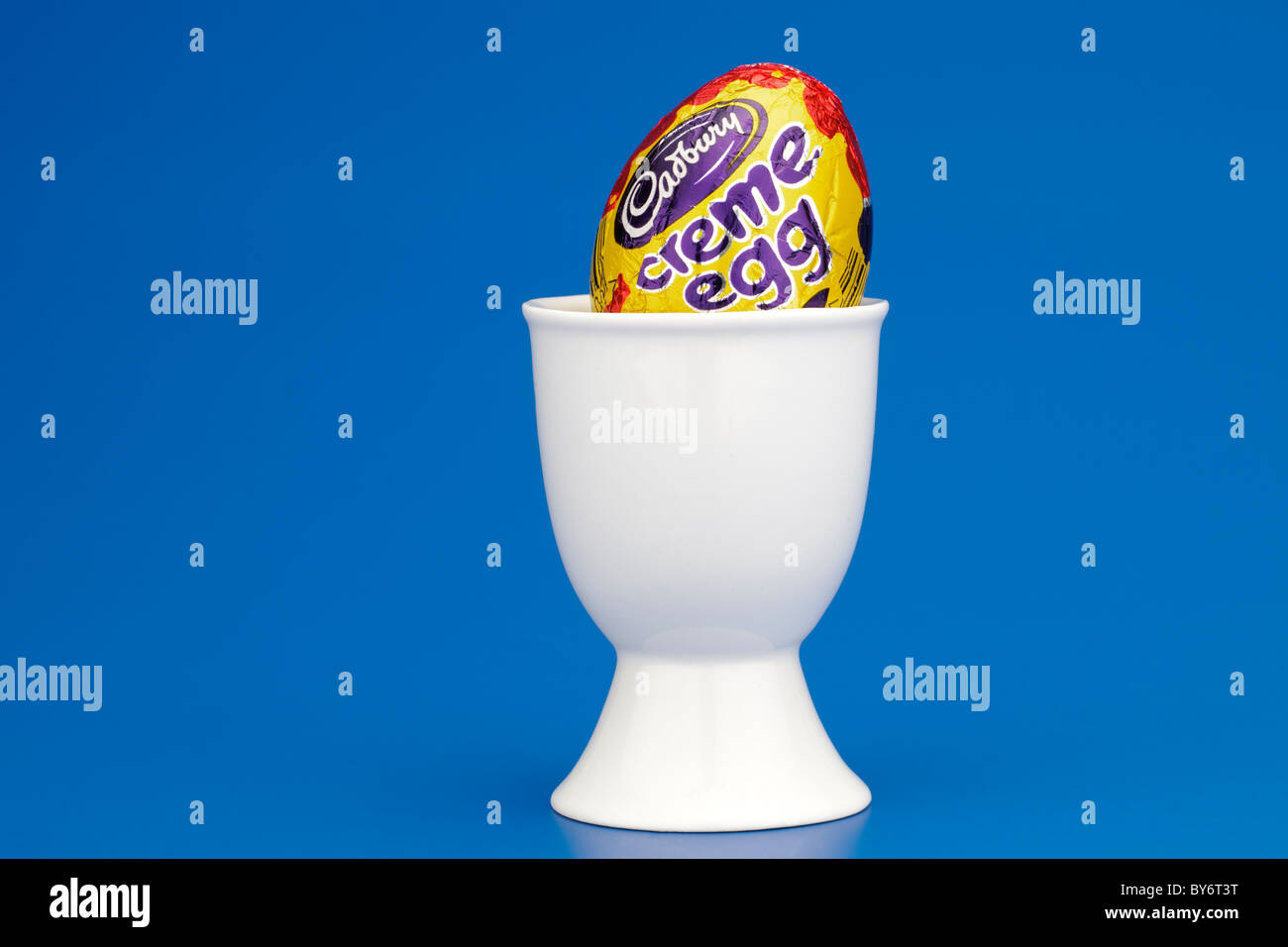 Cadbury creme egg in un uovo bianco cup Foto Stock