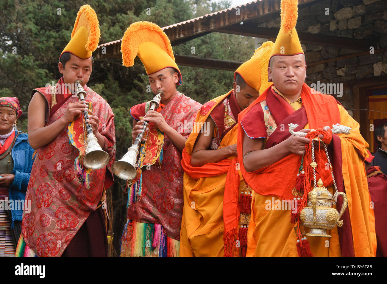 Cappello giallo monaci del Mani Rimdu Festival al monastero di Tengboche nella regione dell Everest del Nepal Foto Stock