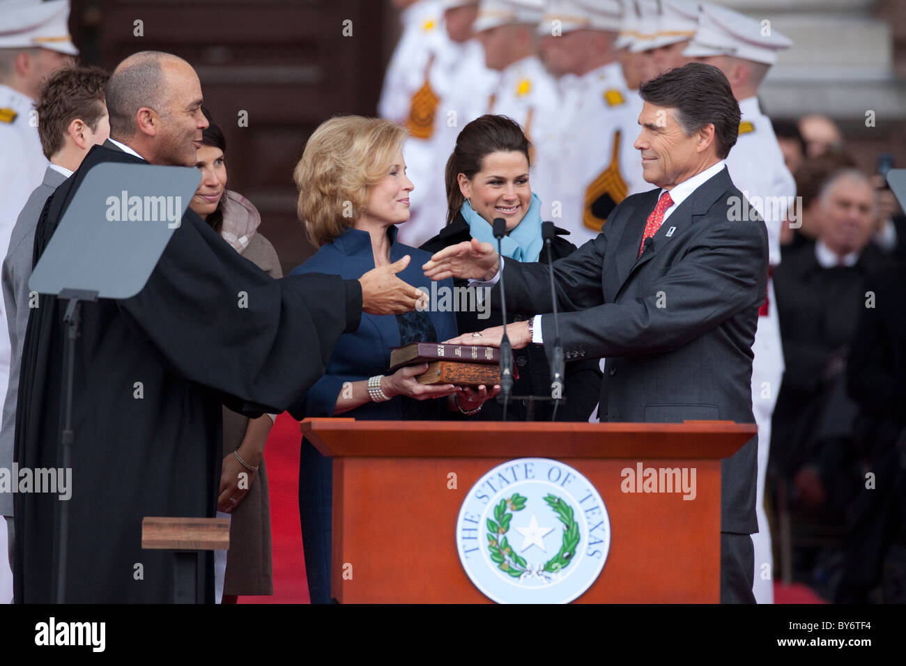 Il governatore del Texas Rick Perry ha prestato giuramento di ufficio dalla Corte Suprema di Giustizia Wallace Jefferson presso il Campidoglio di Austin Foto Stock