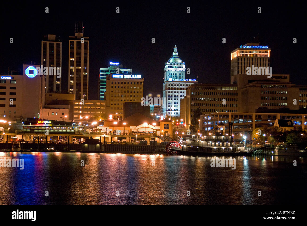 Notte foto di Peoria Illinois oltre il Fiume Illinois Foto Stock