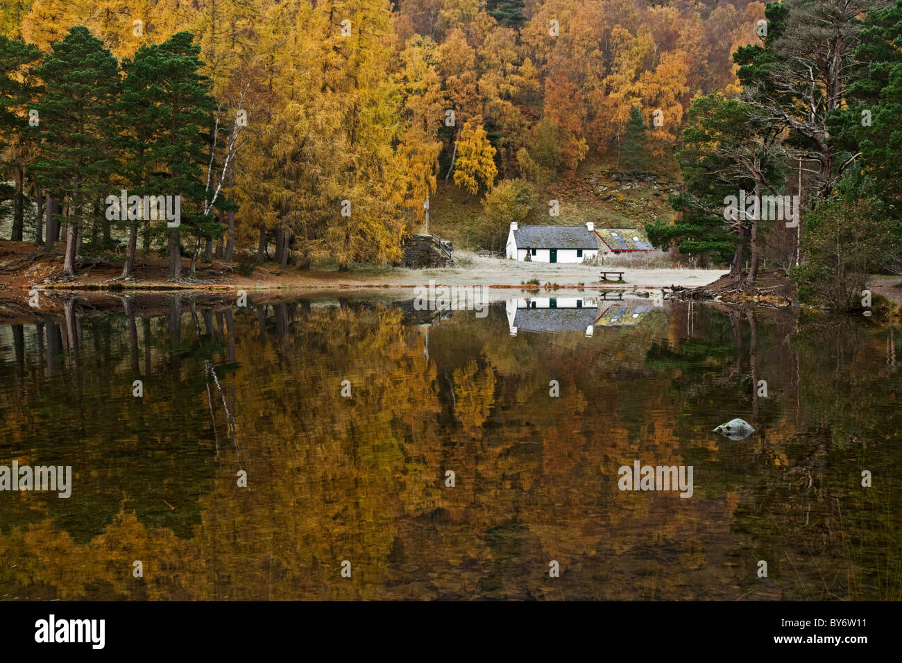Il centro visitatori di Loch un Eilein, vicino a Aviemore nel Parco Nazionale di Cairngorms. Parte dell'Rothiemurchus Estate. Foto Stock