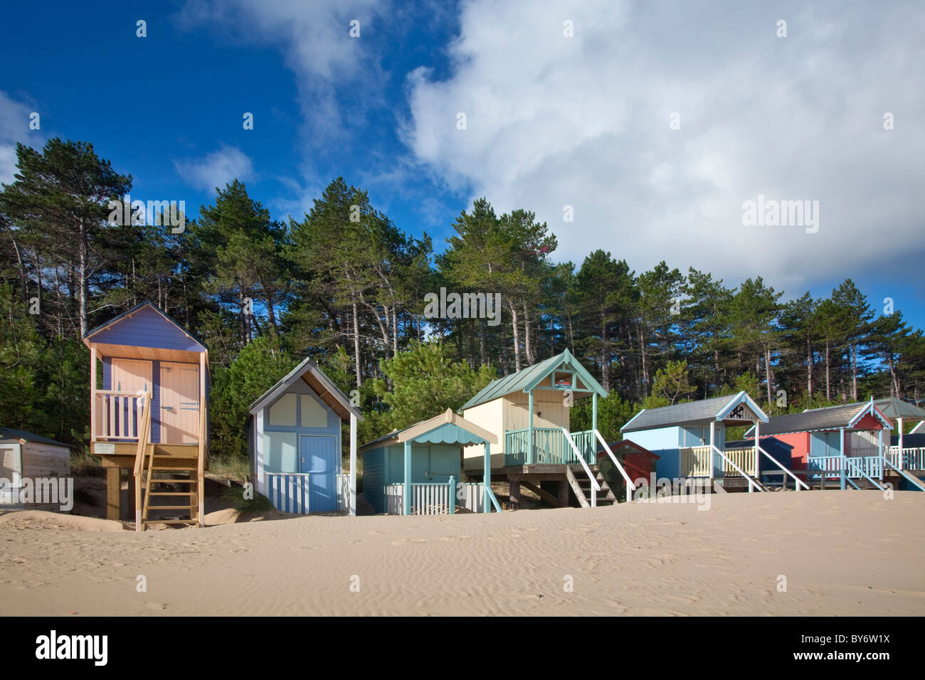 Pittoresca spiaggia di capanne a Wells accanto al mare sulla Costa North Norfolk su una mattina estati Foto Stock