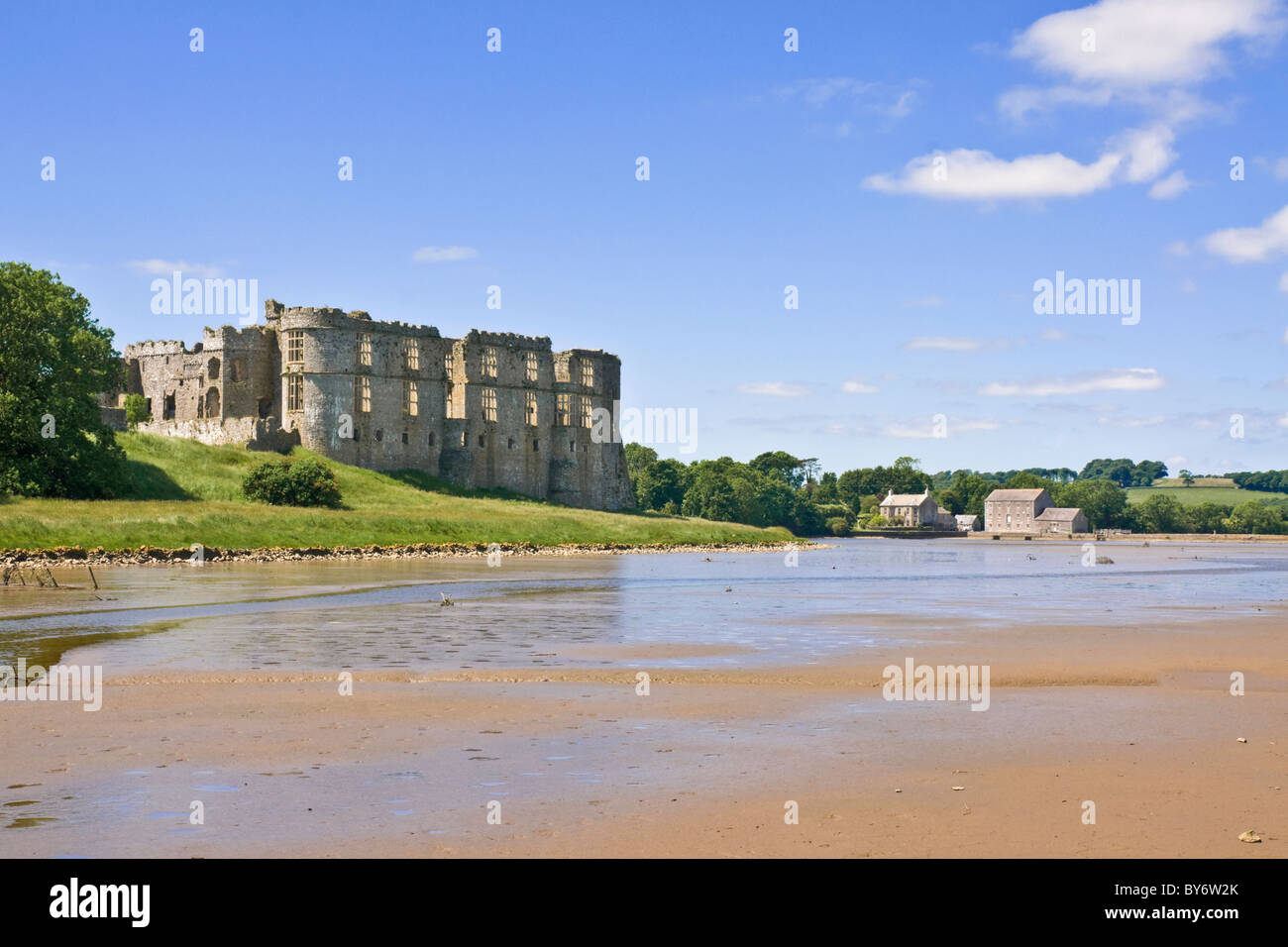 Carew Castle e mulino di marea, Pembrokeshire Foto Stock