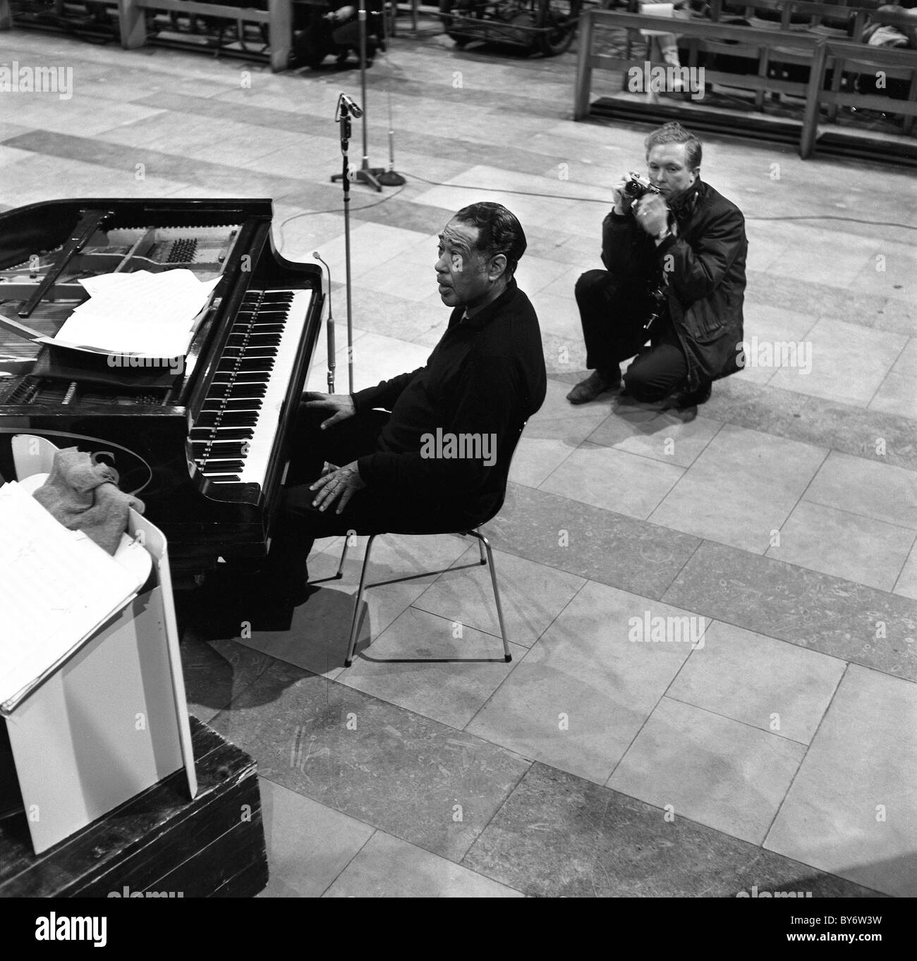 Duke Ellington prova ad un pianoforte per un concerto per la ABC Television nella Cattedrale di Coventry 24 febbraio 1966 FOTO DI DAVID BAGNALL Foto Stock
