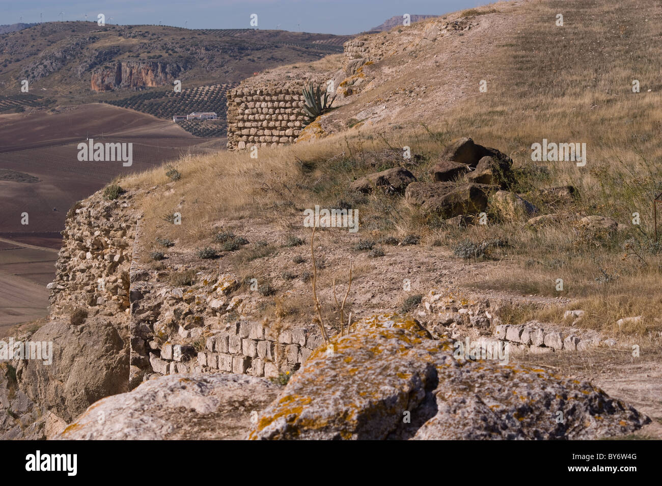 Vista da fortificazioni a TEBA CASTELLO Andalusia Spagna della terra arida e riarsa campagna autunnale Foto Stock