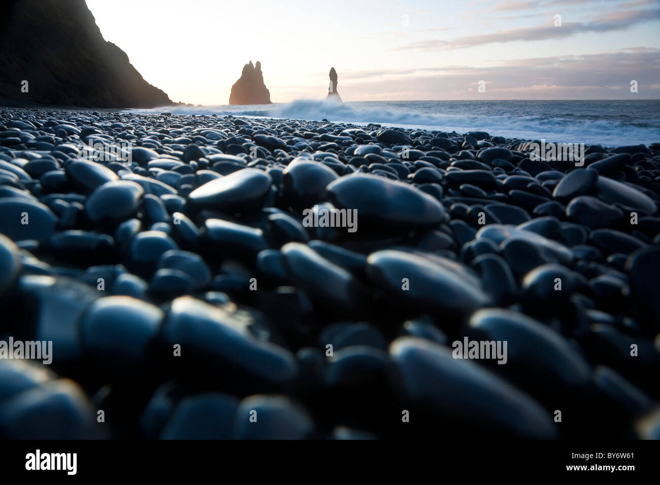 Reynisdrangar formazioni rocciose & spiaggia nera, Vik, Islanda Foto Stock