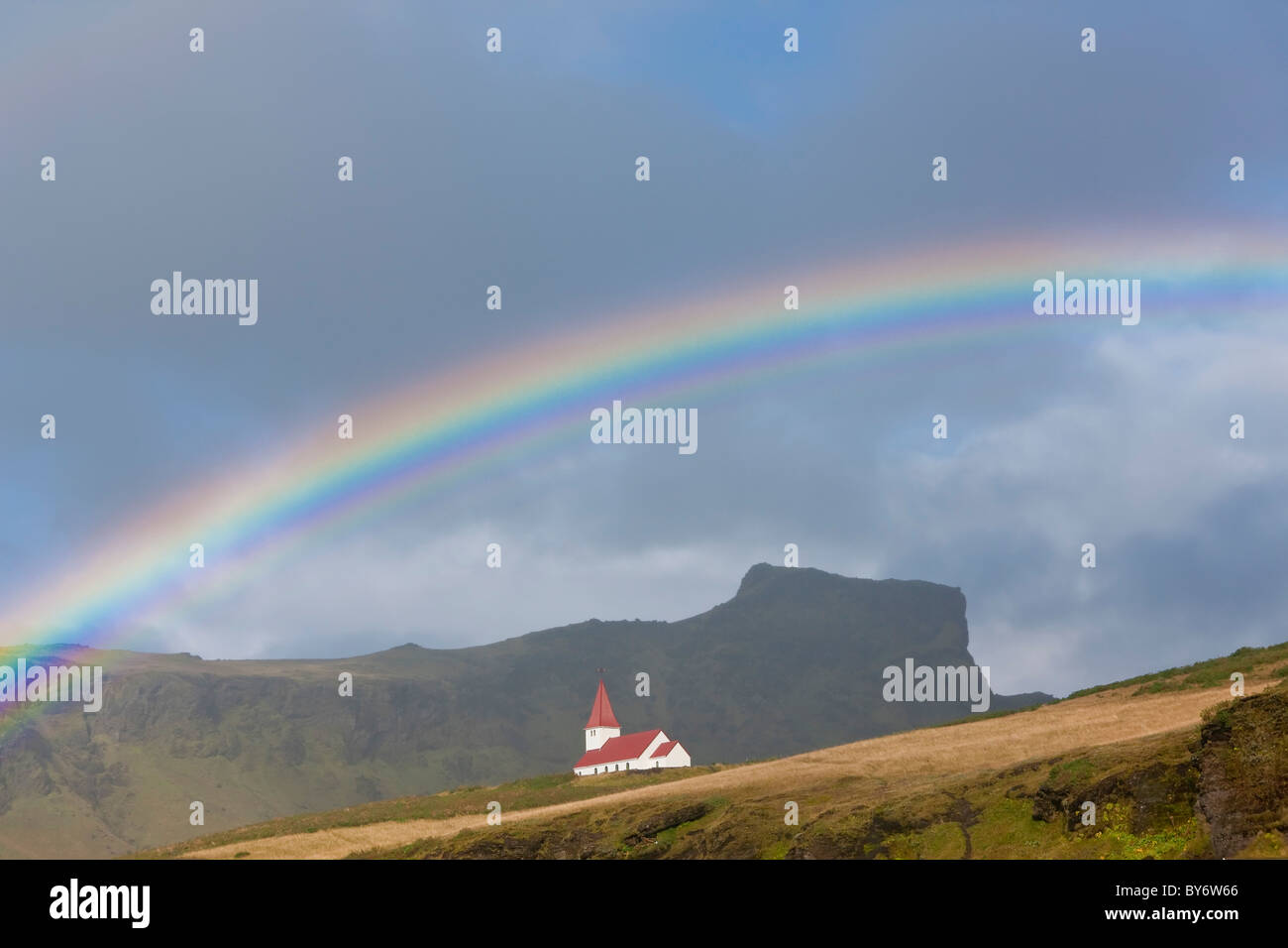 Rainbow sulla Chiesa, Vik, Islanda Foto Stock