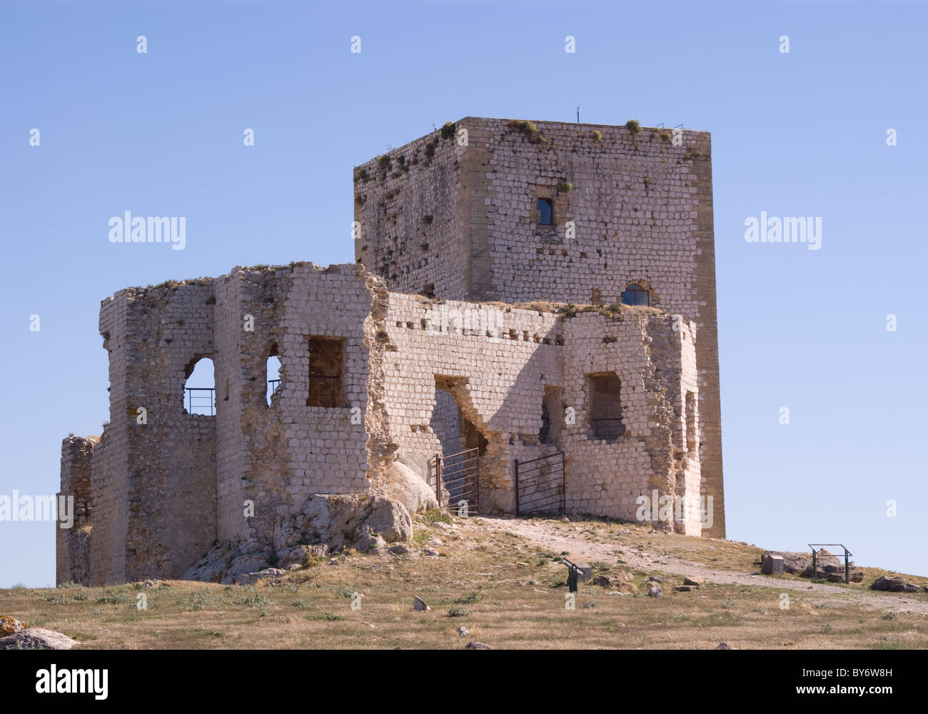 Le rovine del castello di Teba sul pendio di una collina in Andalusia Spagna Foto Stock